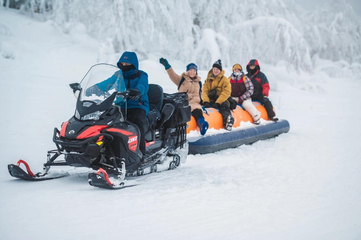 Самым популярным развлечением среди туристов в новогодние каникулы стало катание на снегоходах