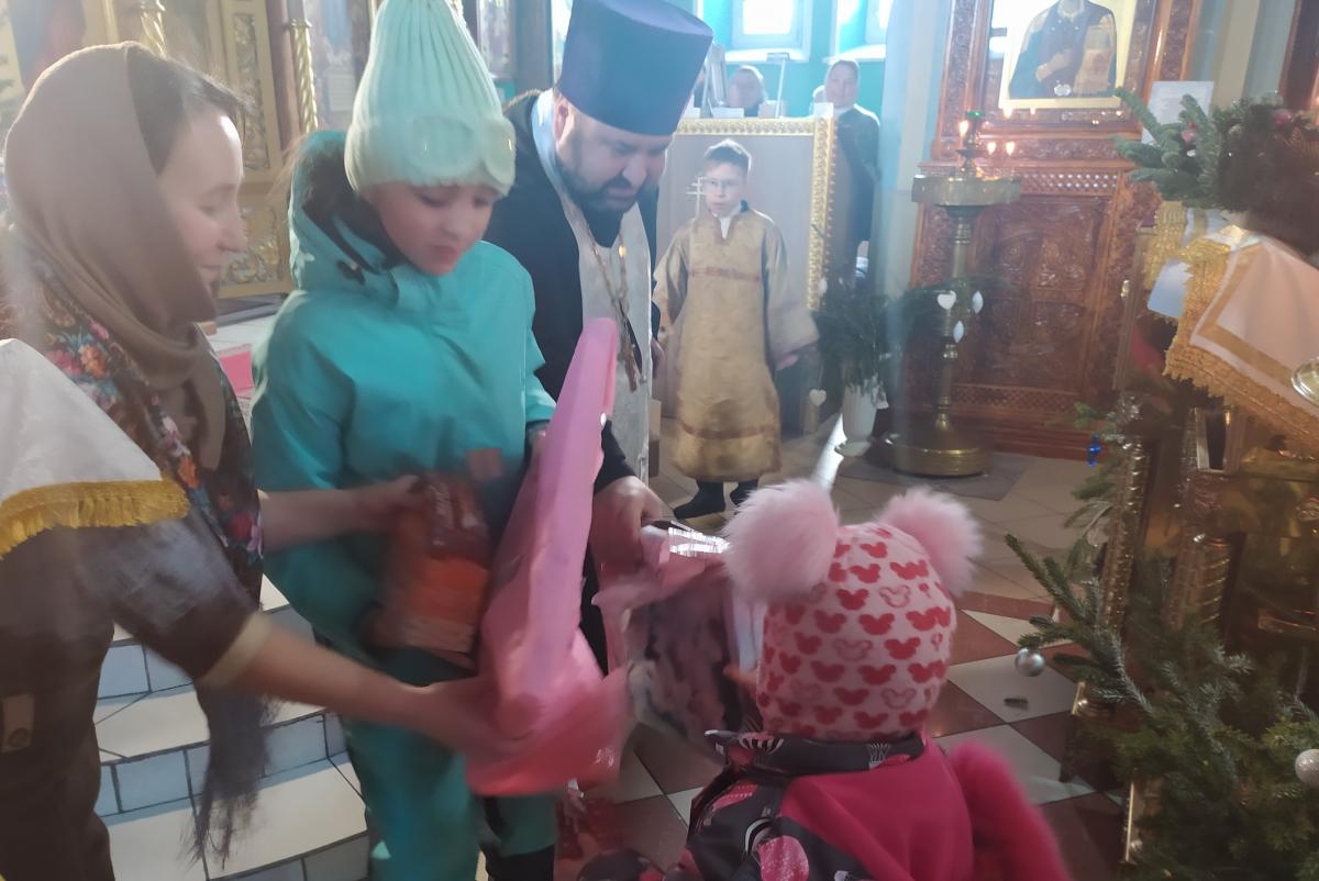 В Губахе местные жители исполнили новогодние желания нескольких десятков детей