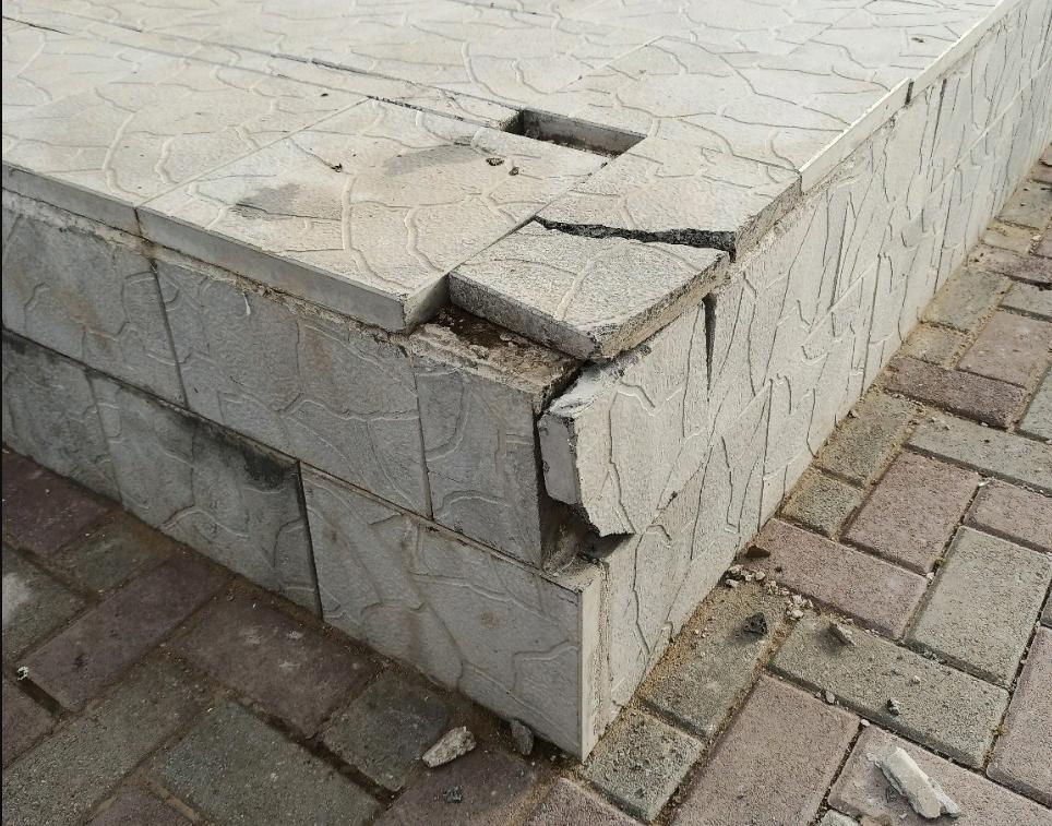 В Гремячинске обновлённый памятник первостроителям дал трещину
