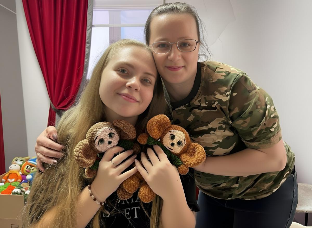 Слава с бойцами всегда рядом.  Волонтёрами становятся по призванию и по зову сердца, иначе не получится