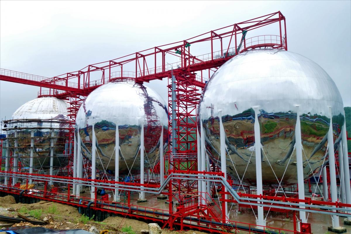На складе жидкого аммиака комплекса "Аммиак-карбамид-меламин" монтируют шаровые резервуары