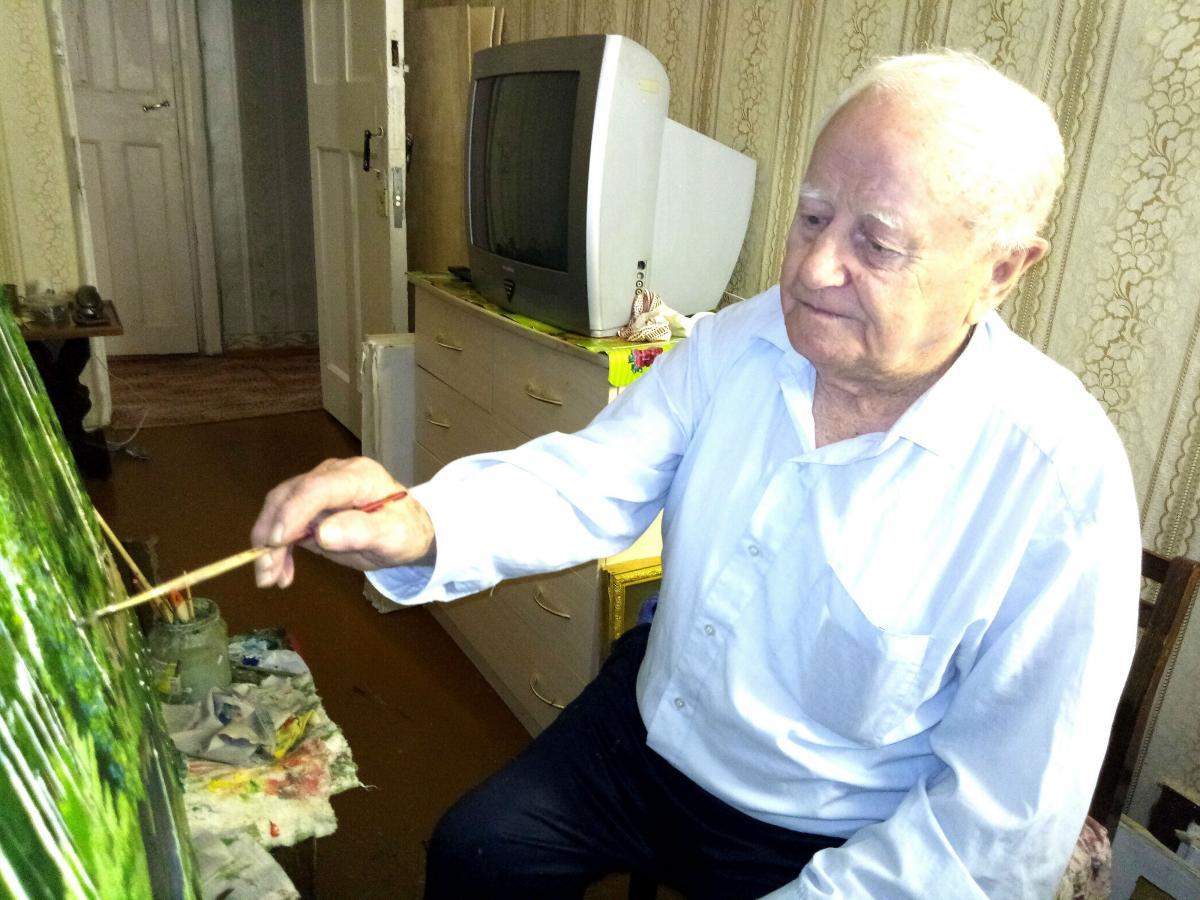 В Губахе пенсионер Андрей Райх подарил детским садам кормушки для птиц и детские лопатки