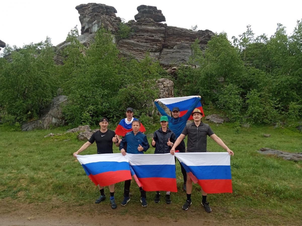 Губахинские марафонцы отметили День России забегом на Крестовую гору
