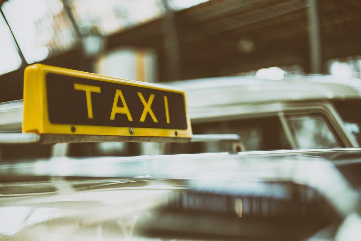 Инициатива привести машины такси к единой цветовой гамме одобрена краевыми депутатами