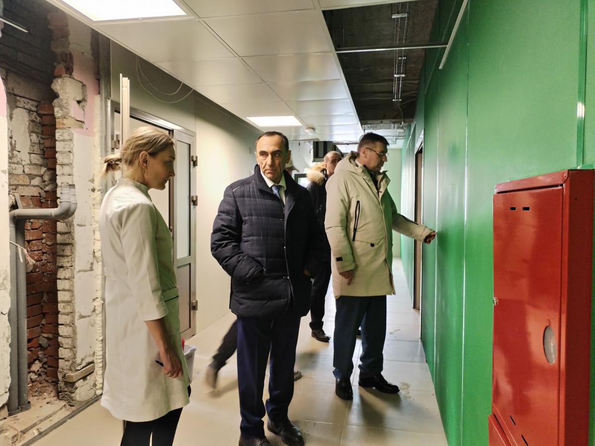 Не только доступно, но и современно. Краевые парламентарии проверили ход ремонтных работ учреждений здравоохранения и образования
