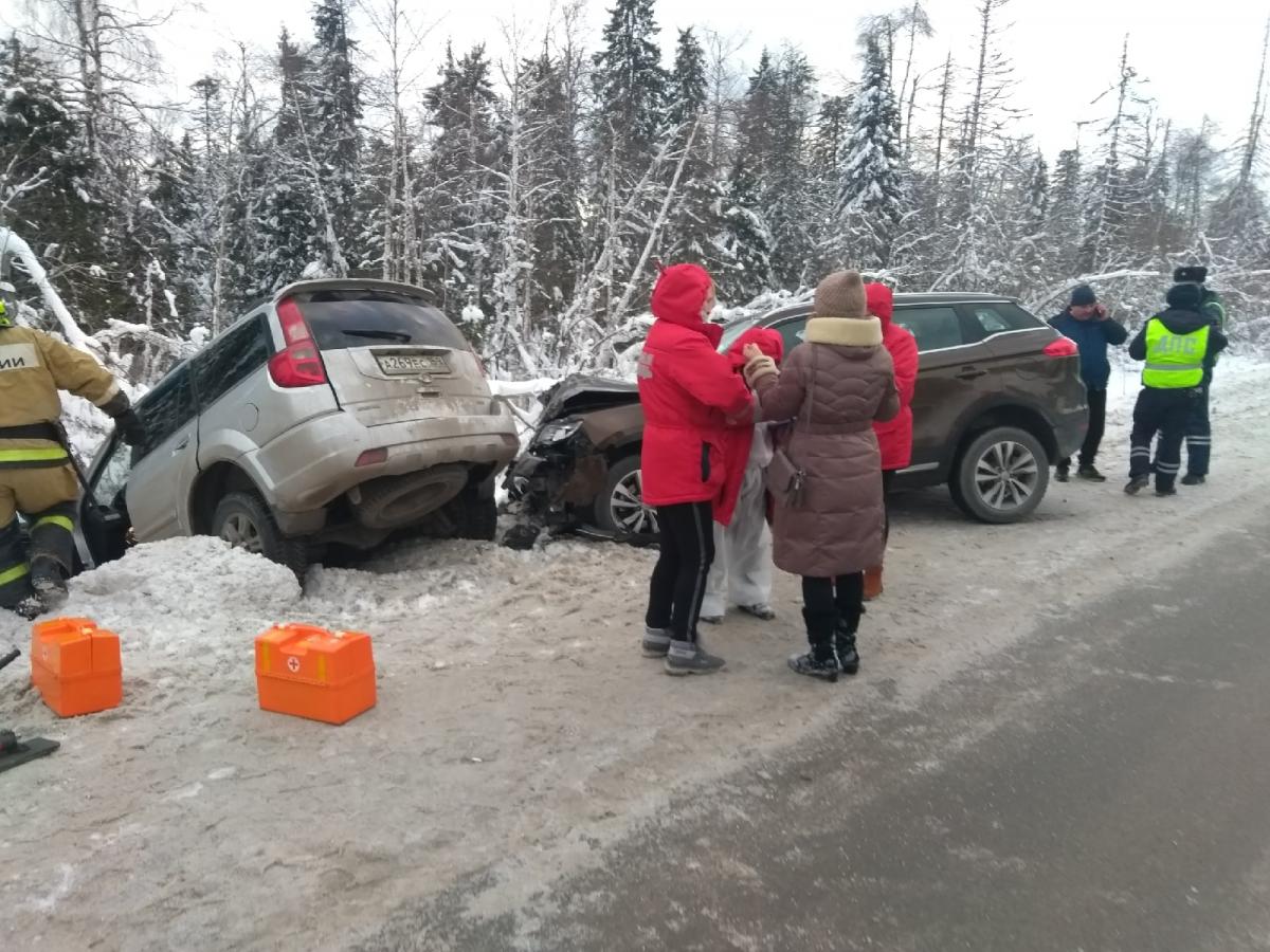 В результате лобового столкновения автомобилей на трассе «Кунгур-Соликамск» пострадали два человека