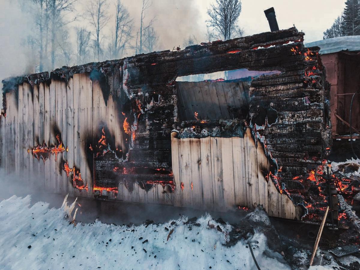 В губахинском посёлке Углеуральский сгорела «бытовка»