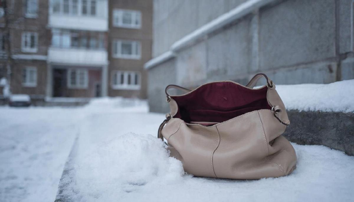 В Губахе мужчина во дворе дома избил и ограбил свою знакомую