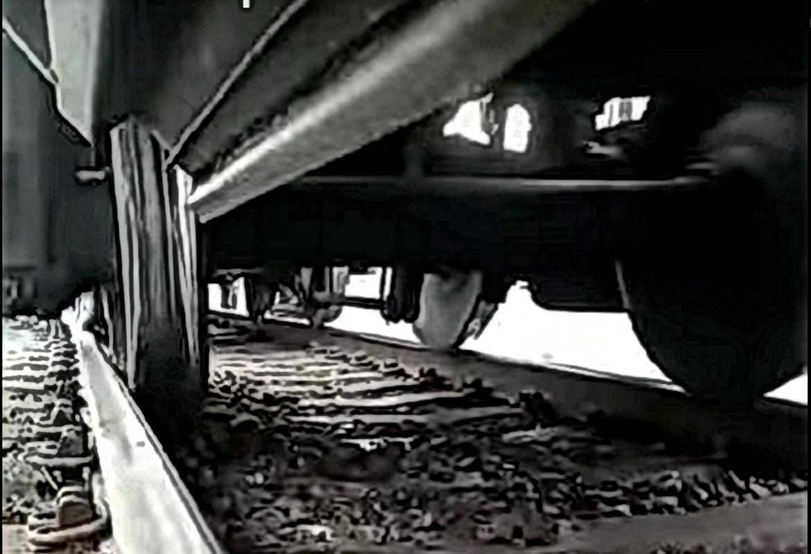 Из-за схода с рельс грузового локомотива ограничены маршруты следования поездов до станции Яйва 