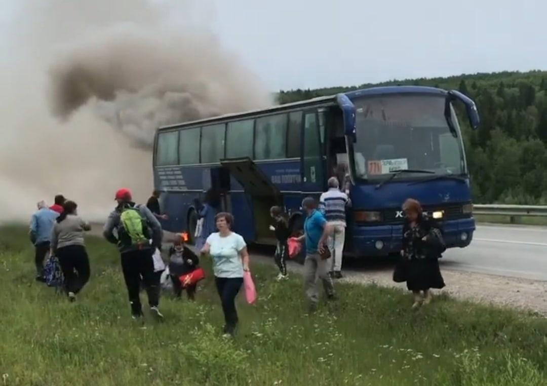 На подъезде к краевой столице загорелся автобус, который вёз пассажиров в Кизел