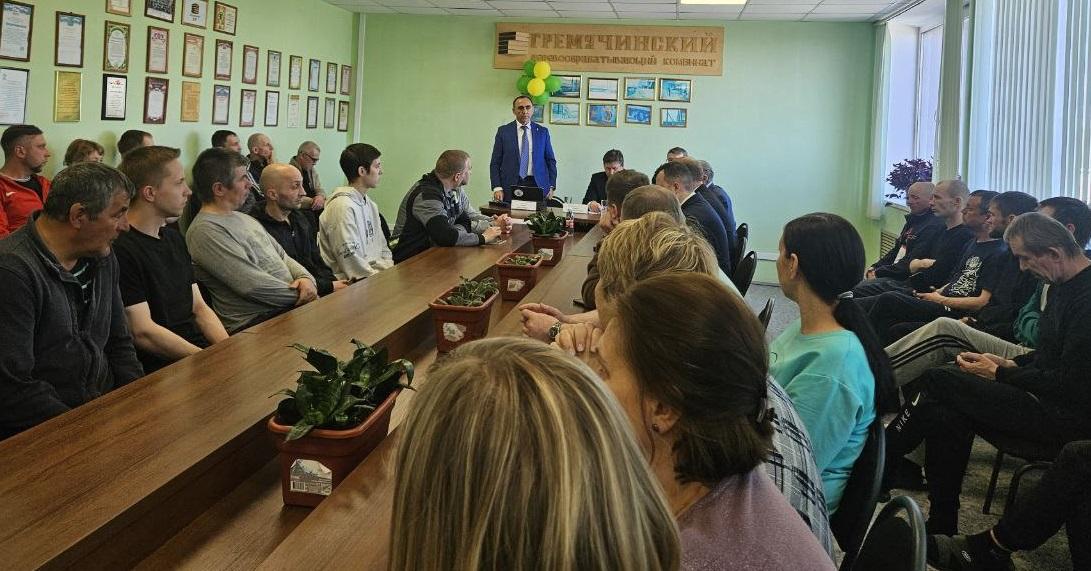 Вопросы взяли в работу. Депутаты Заксобрания вместе с губахинцами разбирались в проблемах округа и говорили о его настоящем и будущем