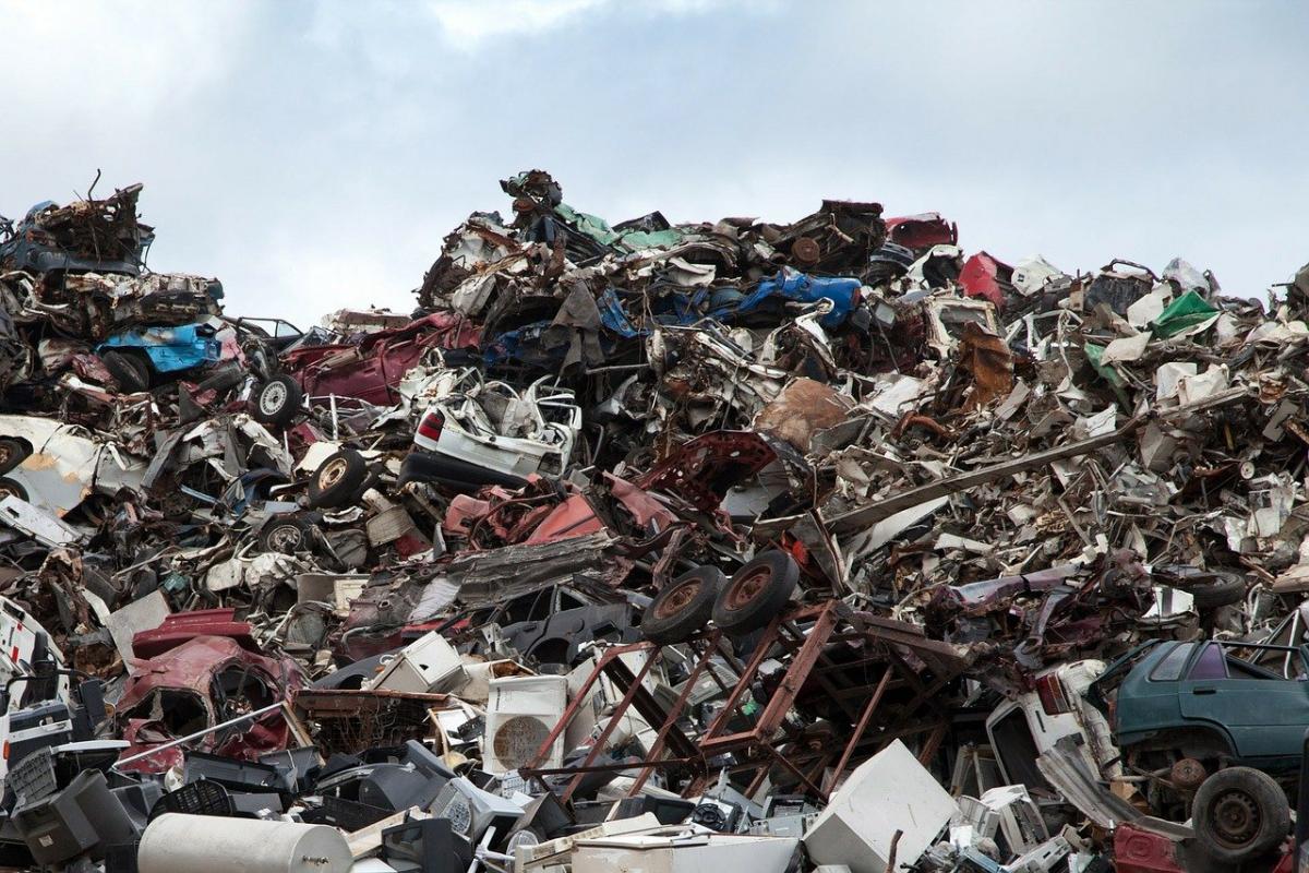 В России за выброс мусора из машины могут конфисковать автомобиль