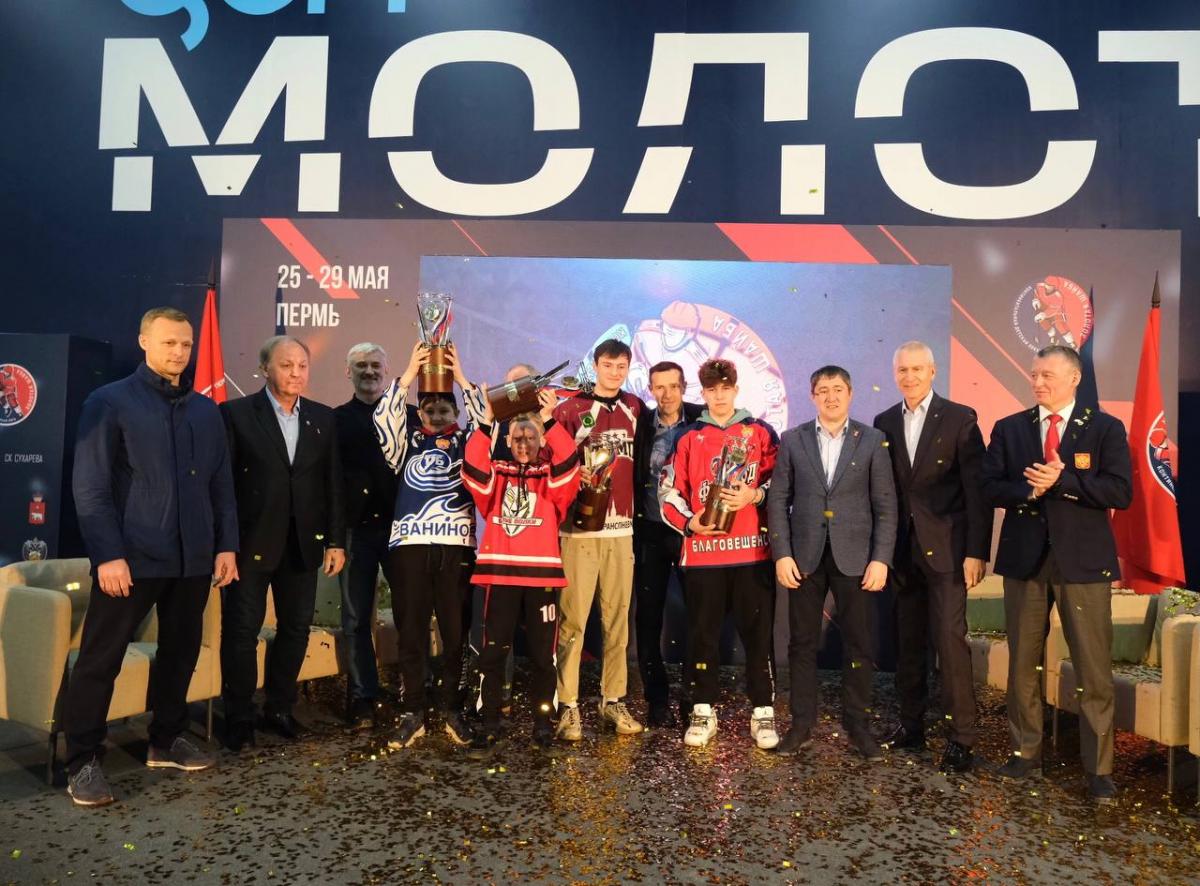 Уроженец Губахи, хоккеист Евгений Кетов, наградил победителей суперфинала «Золотой шайбы» 