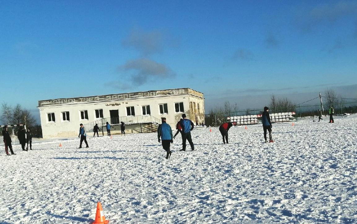В Гремячинске зимний спортивный сезон открыли футболом на снегу