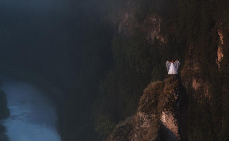 Известный пермский фотограф провёл экстремальную костюмированную фотосессию на вершине скалы Чёртов палец