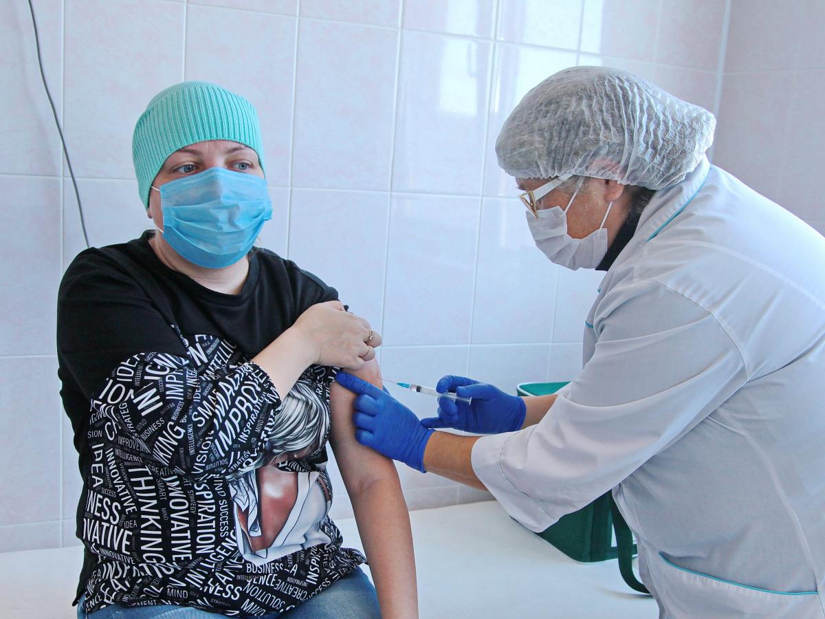 В приоритете вакцинации от коронавируса оказались пожилые люди и подростки