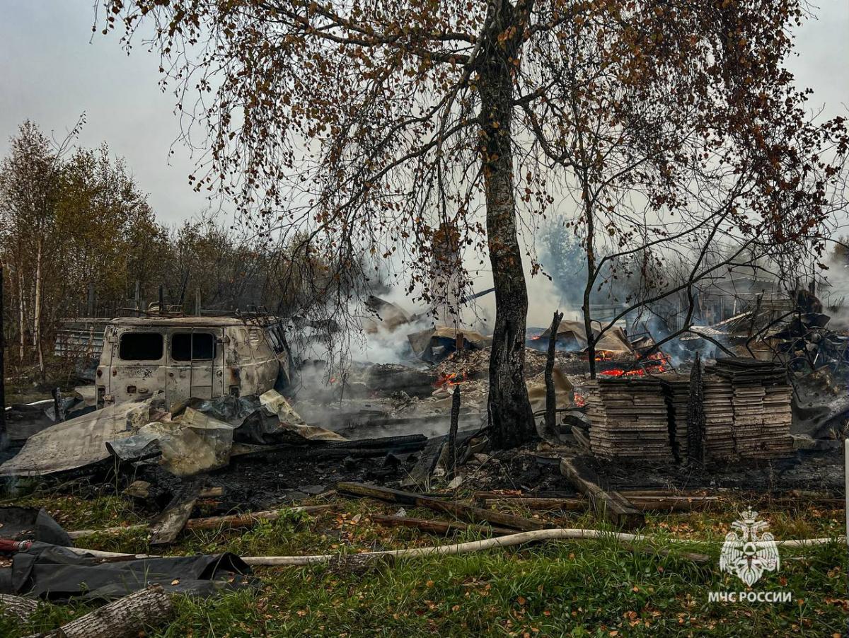 В посёлке Губахинского округа сгорел дом с надворными постройками