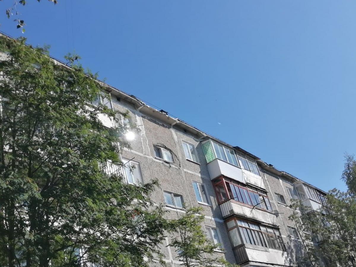 Очередная крыша дала сбой. Жители губахинской многоэтажки пожаловались на течь в потолке и сырость в подъезде