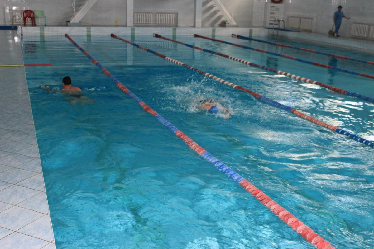 В этом году в одном из бассейнов Губахи продлён плавательный сезон
