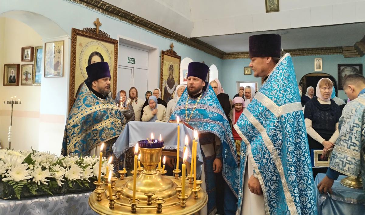 В губахинском храме Владимирской иконы Божией Матери отметили престольный праздник