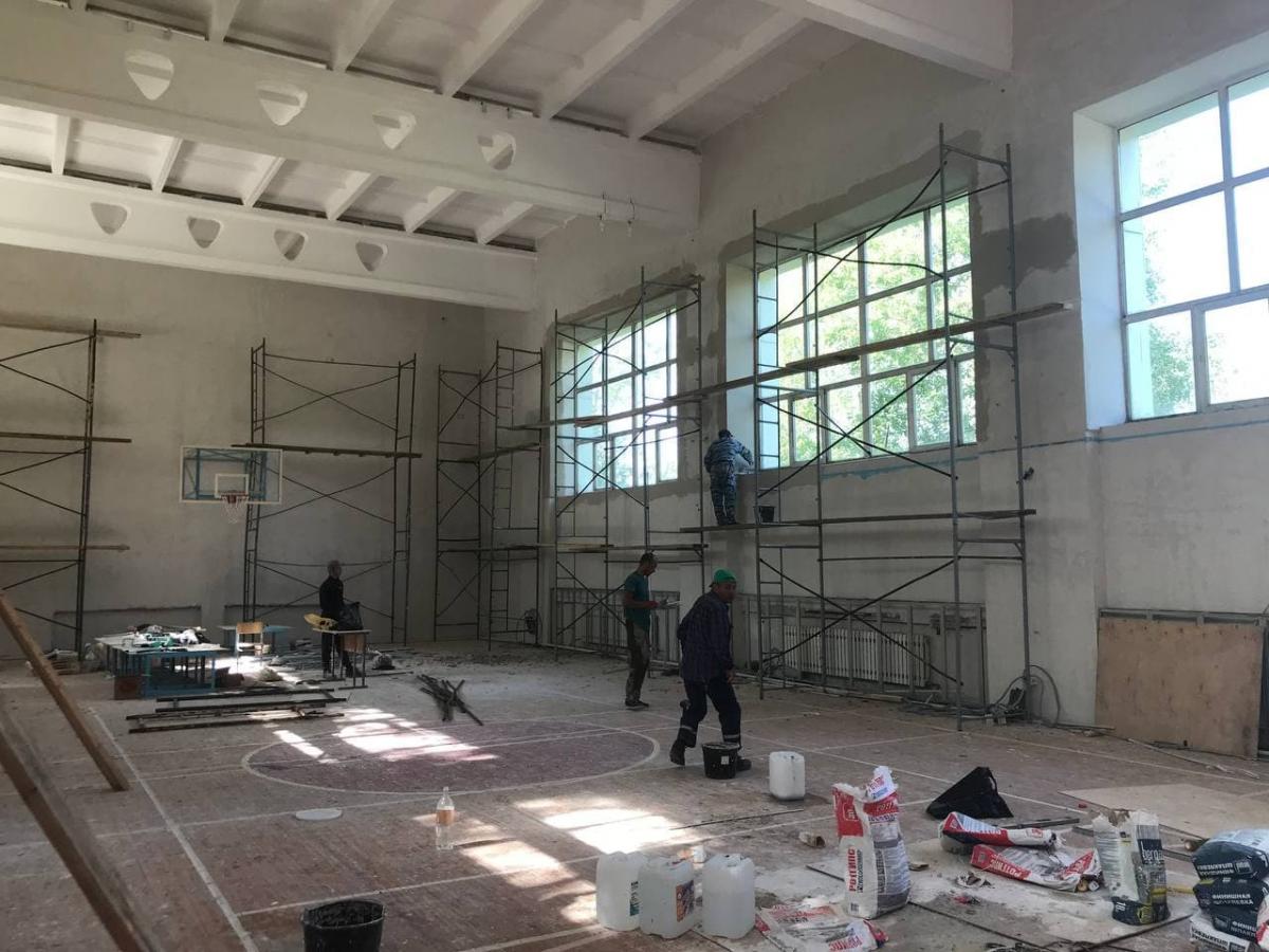 В губахинской школе №14 ремонт спортивного зала вошёл в завершающую стадию