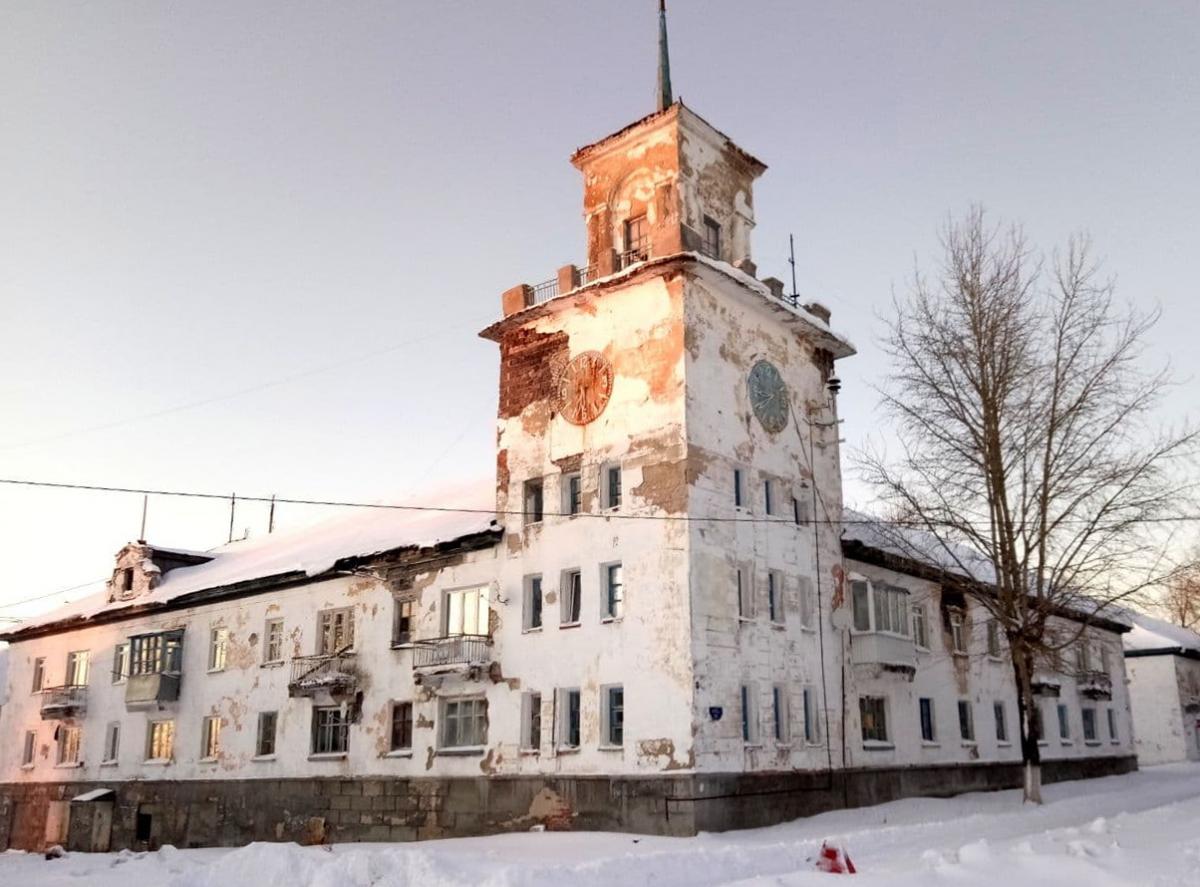 Башня ищет хозяина. Почему самое известное здание в посёлке Северном осталось без обслуживания