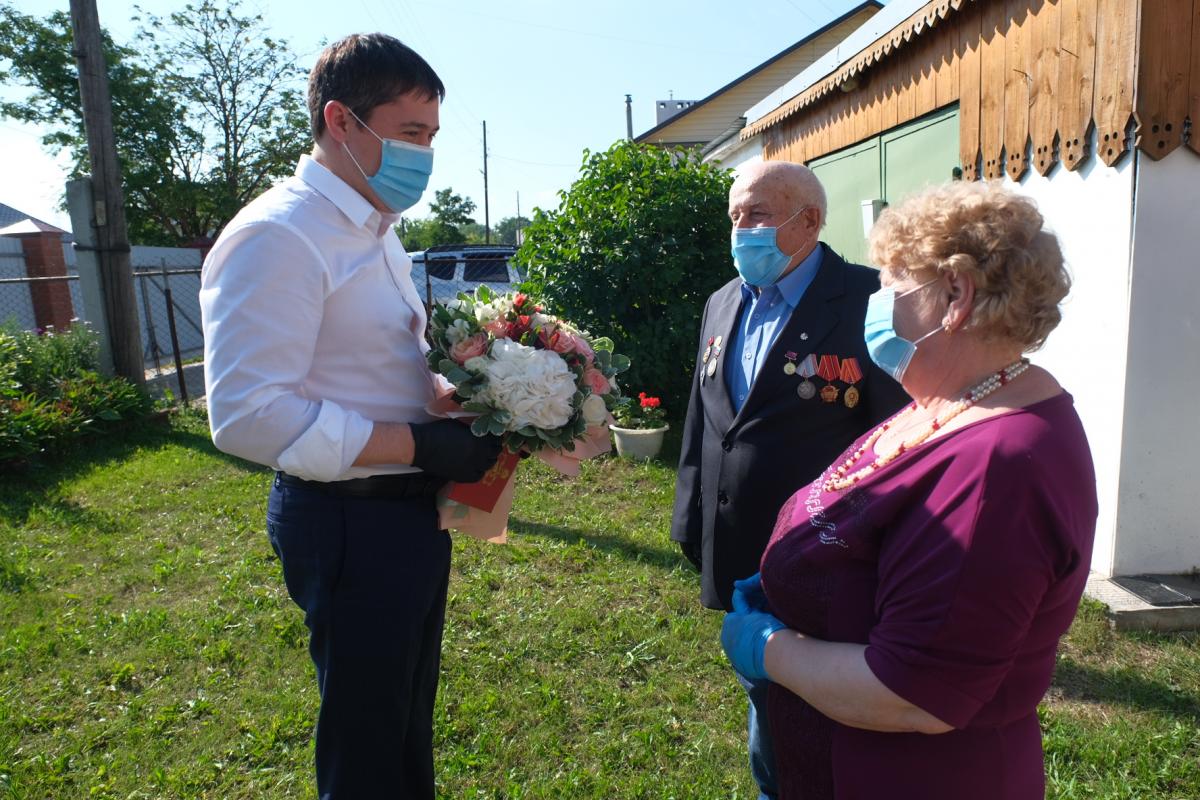 Дмитрий Махонин поздравил семью Мазуряк с 55-летием совместной жизни