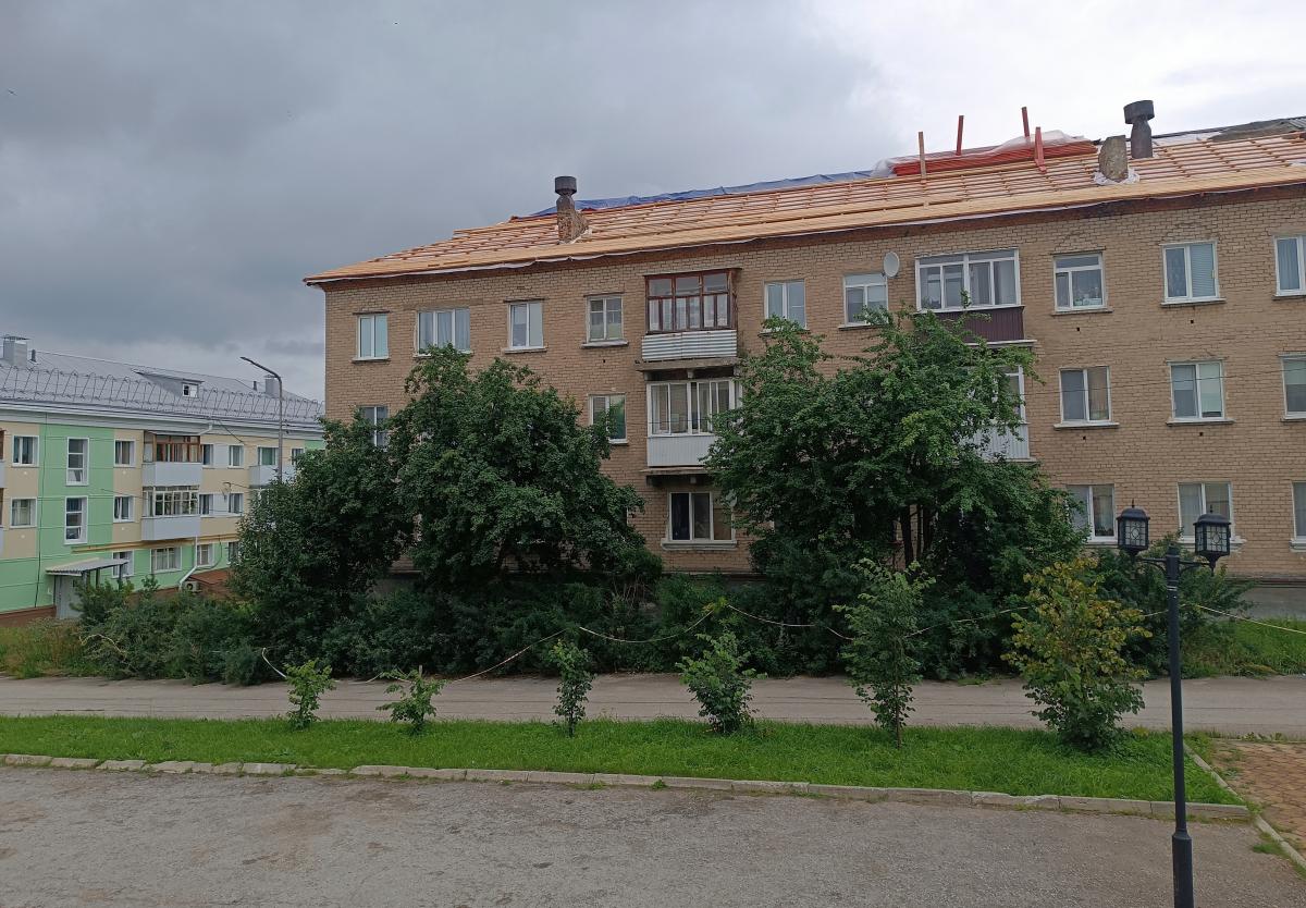 Работы на высоте. В Губахинском округе в этом году будут заменены крыши двух десятков домов