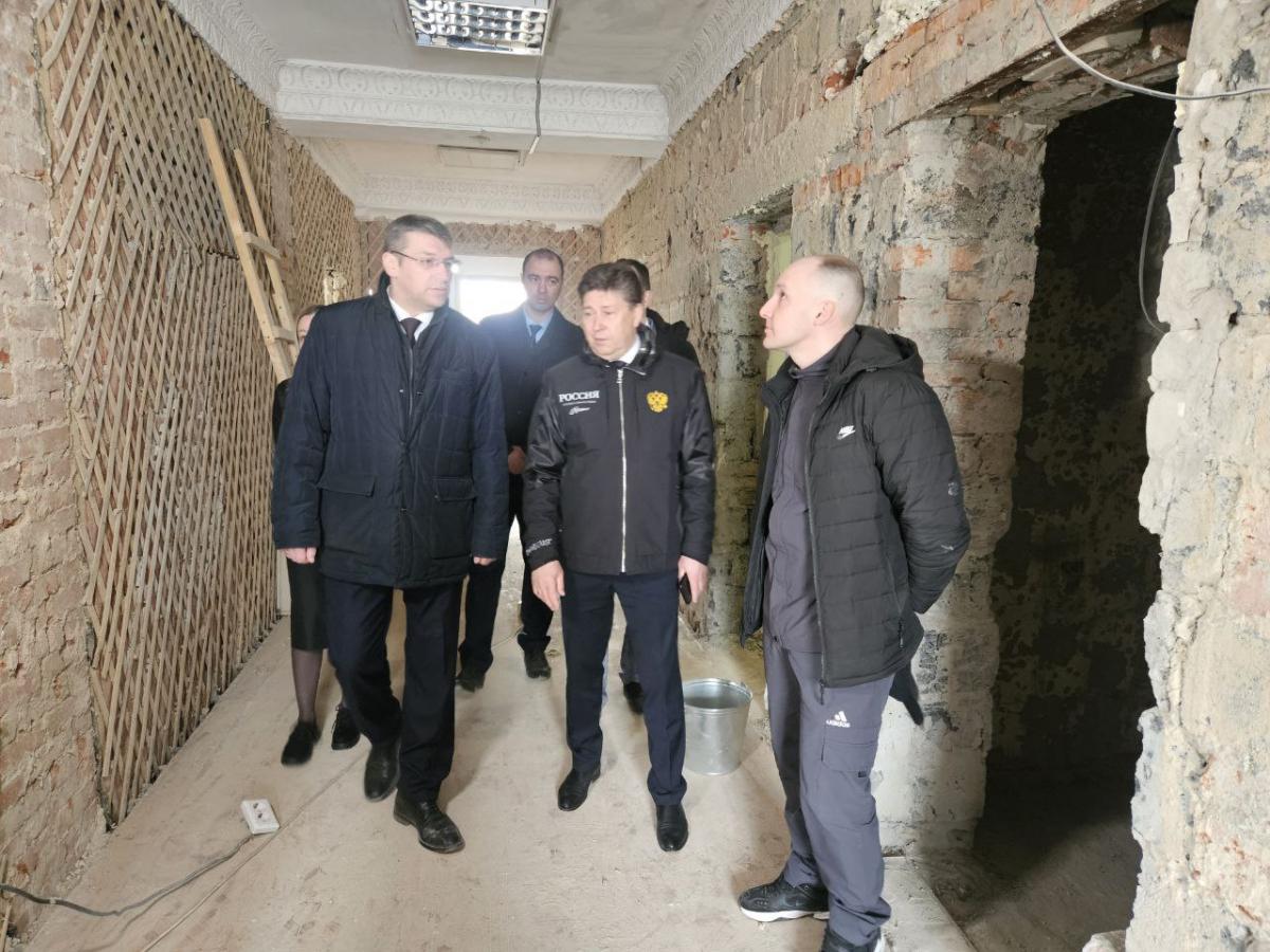 Работы - по графику. «Партийный десант» депутатов Заксобрания оценил качество проведения ремонта на социальных объектах округа
