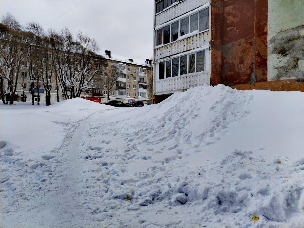 ИГЖН в помощь. Что делать, если снег во дворе дома убирать не торопятся