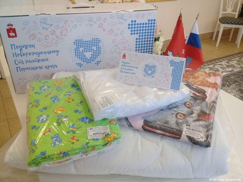 С начала года в отделе ЗАГС Губахи выдано 165 подарков семьям, в которых появились новорождённые дети