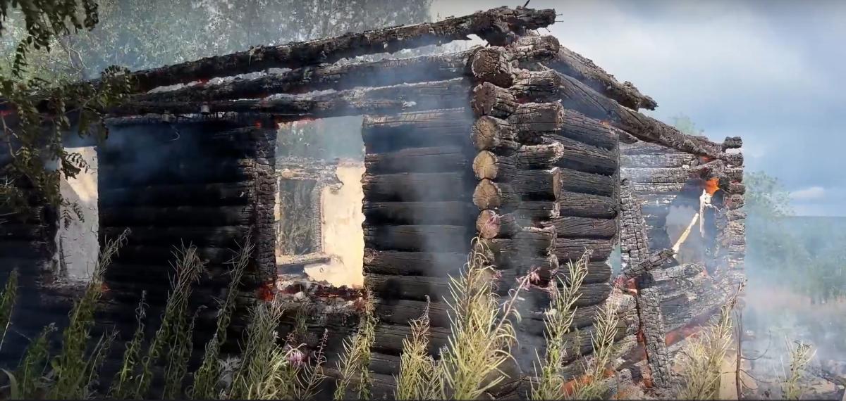 В одном из посёлков Губахинского округа сгорело деревянное строение