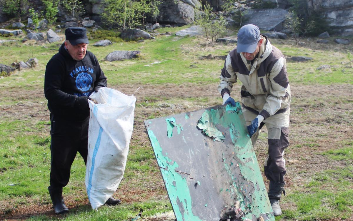 Сотрудники Комбината благоустройства Губахи убрали мусор на горе Крестовой