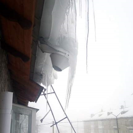 В Гремячинске сошедшая с крыши снежная лавина сломала ограждение и водоотливы в одном из домов 