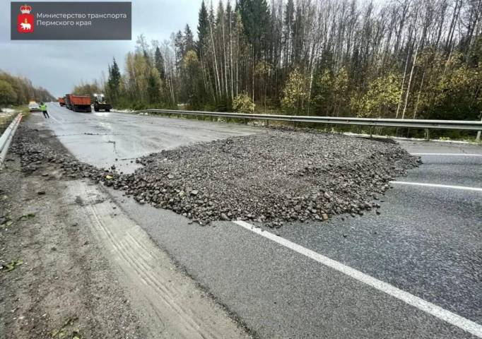 В краевом минтрансе сообщили о том, что провал на участке автодороги полностью засыпали