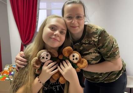 Слава с бойцами всегда рядом.  Волонтёрами становятся по призванию и по зову сердца, иначе не получится