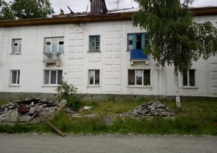 В посёлке Углеуральском вновь отремонтируют крышу дома № 11 на улице Маяковского