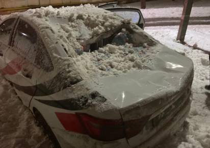 На машину губахинца упала снежная глыба