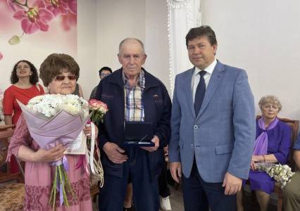 Несколько семей Губахи и Гремячинска наградили медалями и памятными знаками за сохранение традиций