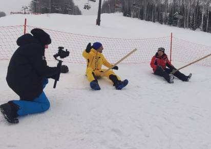 Ведущий передачи «Поедем, поедим!» канала НТВ победил в гонках на лопатах на горнолыжном курорте и оценил инстаграмные домики на горе Крестовой