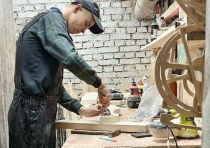 Укротитель дерева. Как губахинец в 18 лет открыл своё дело по изготовлению деревянных изделий