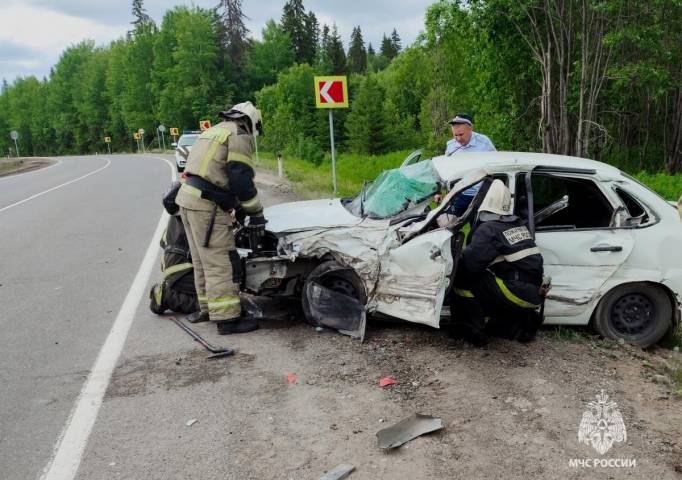 В Губахинском округе на трассе столкнулись «Лада Гранта» и микроавтобус