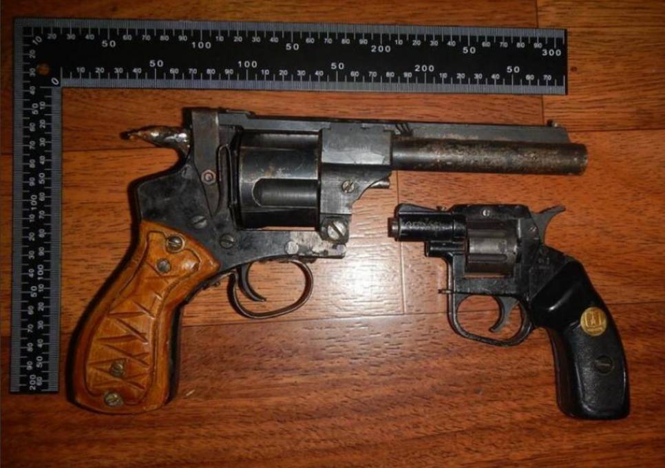 Полицейские изъяли у 59-летнего губахинца два самодельных револьвера и 60 патронов