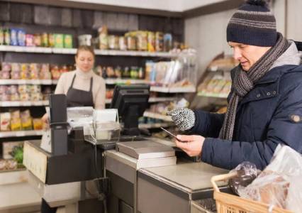 В Кизеле мужчина украл деньги с банковской карты работника железной дороги