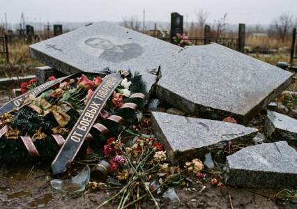 Следователи губахинского следственного отдела ищут вандалов, осквернивших могилу участника СВО
