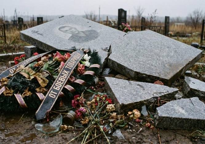 Следователи губахинского следственного отдела ищут вандалов, осквернивших могилу участника СВО