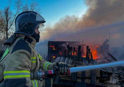 В одном из посёлков Губахинского округа от огня пострадало 80 квадратных метров построек