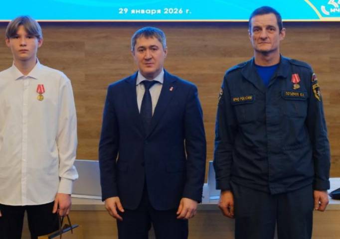 Награда героя нашла. Юному гремячинцу губернатор Прикамья вручил медаль «За спасение на пожаре»