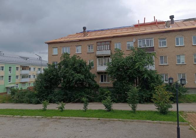 Работы на высоте. В Губахинском округе в этом году будут заменены крыши двух десятков домов