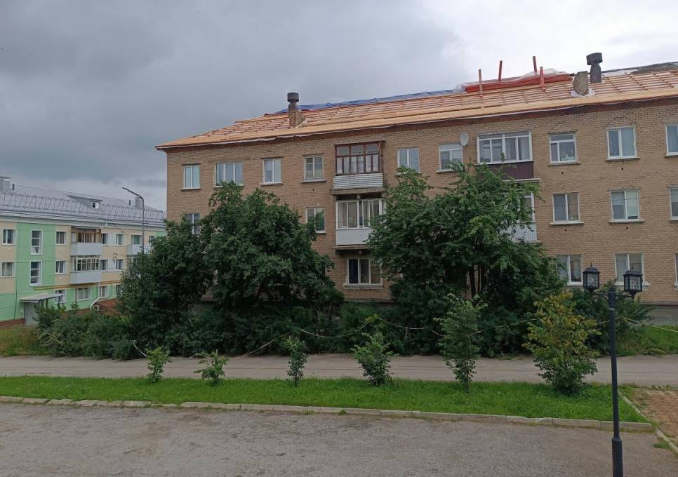 Работы на высоте. В Губахинском округе в этом году будут заменены крыши двух десятков домов